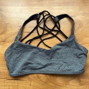 Lululemon sports bra with cross cross straps detail in great confidition